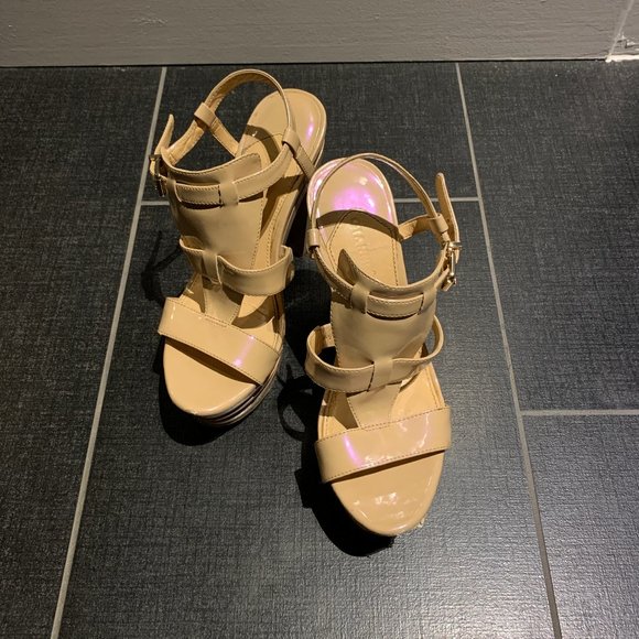 Gianni Bini Calypso Iridescent Nude Platforms - Picture 1 of 8
